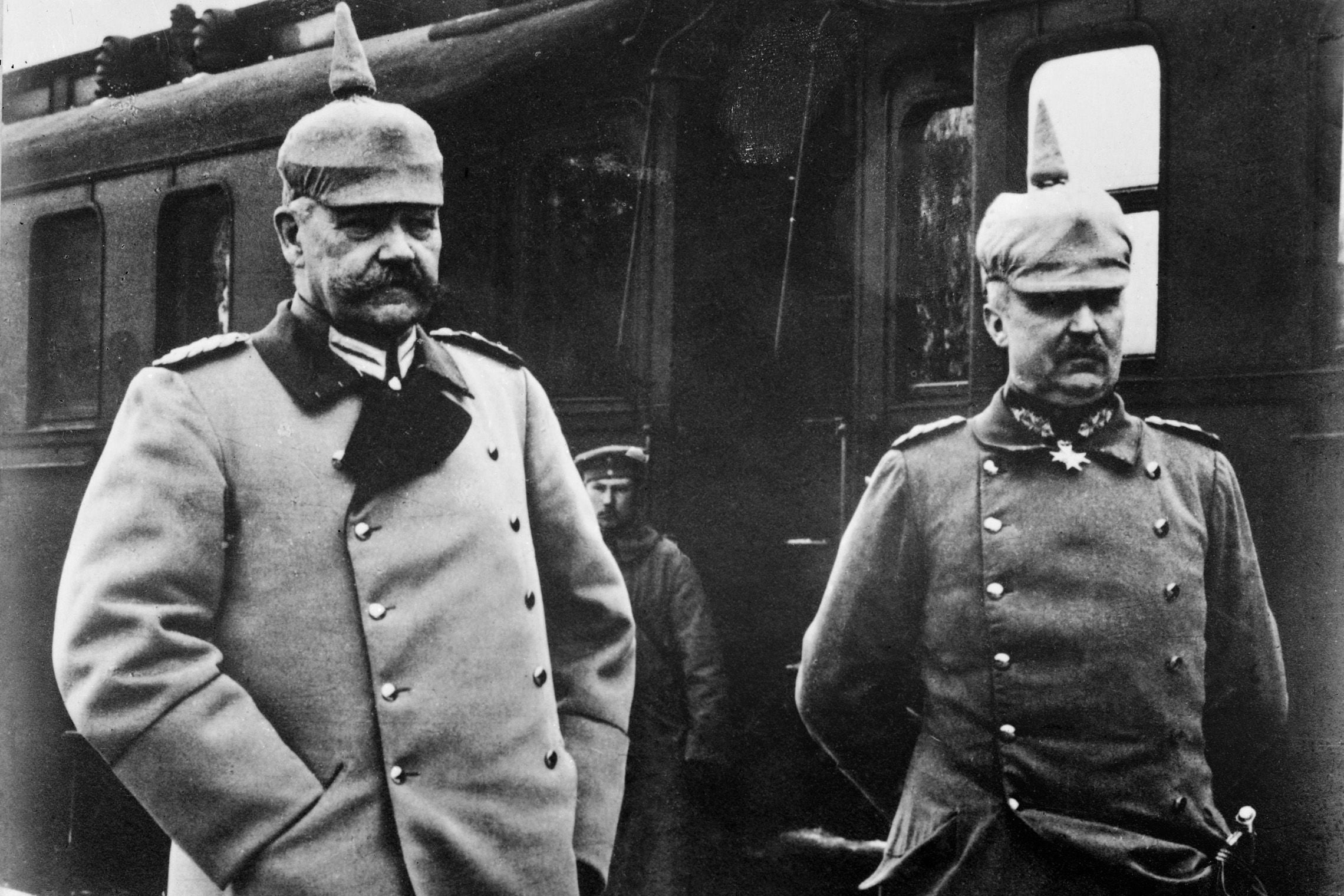 Эрих фон Людендорф (слева), немецкий военачальник и политик. Нач. XX в.