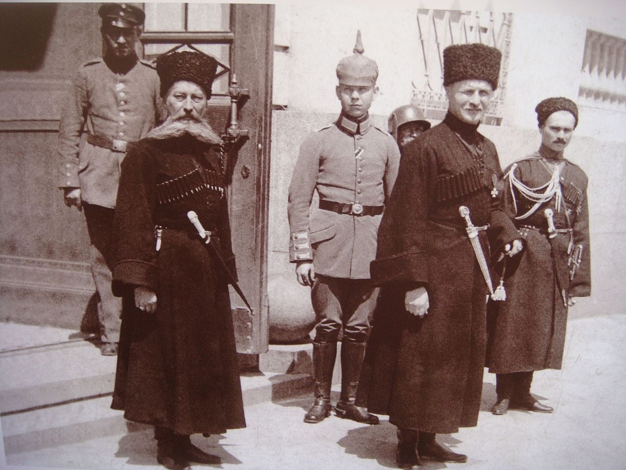 «Гетман» Павел Петрович Скоропадский и немецкие офицеры. 1918 г.