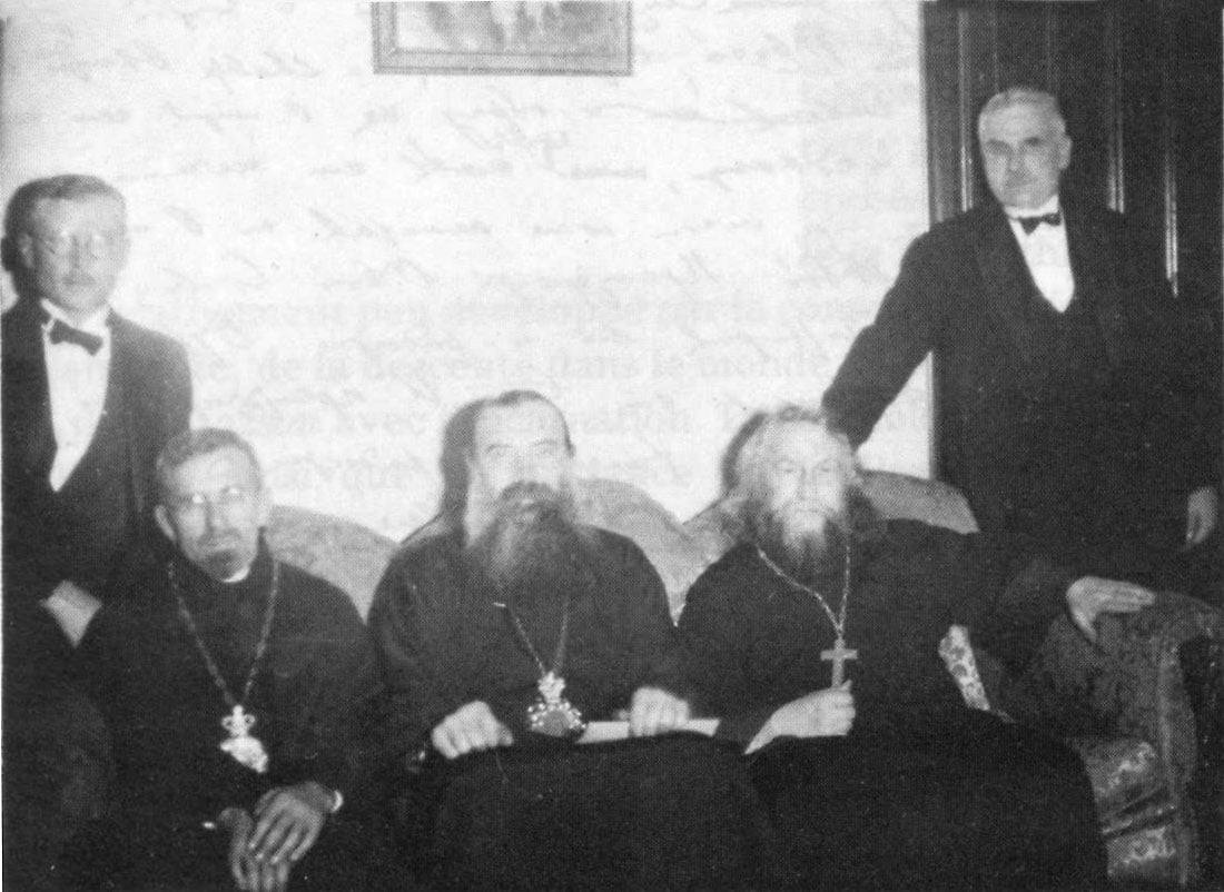 Пол Андерсон (стоит крайний слева) с будущим патриархом Афинагором (сидит в центре) и о. Сергием Булгаковым. США. 1936 г.