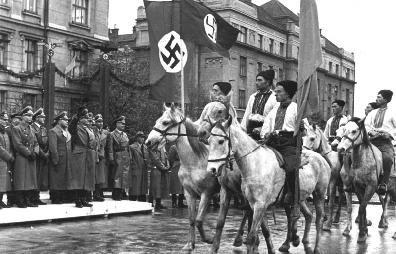 Парад украинских националистов в Станиславе (ныне Ивано-Франковск) в честь визита генерал-губернатора Польши рейхсляйтера Ганса Франка, октябрь 1941 г.