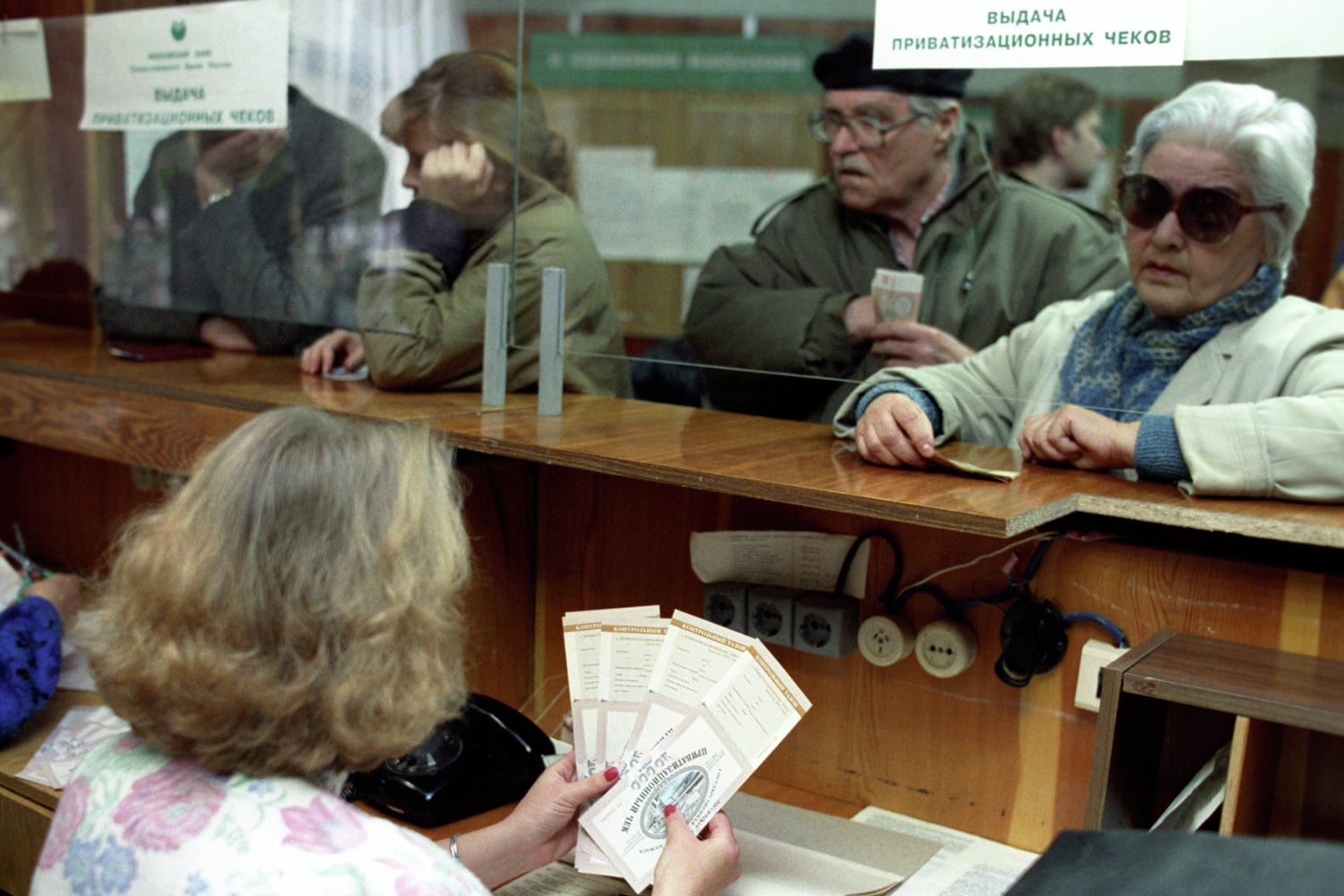 Выдача приватизационных чеков. Фото В. Арутюнов, РИА Новости. Нач. 1990-х гг. https://cdnstatic.rg.ru/uploads/images/2022/10/22/ria_614285hr_c3e.jpg