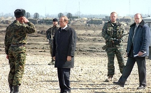Президент России Владимир Путин на церемонии вывода из Чечни 331-го гвардейского парашютно-десантного полка. Ханкала, 20 марта 2000 г. Источник: http://kremlin.ru/events/president/news/38776/photos/28981