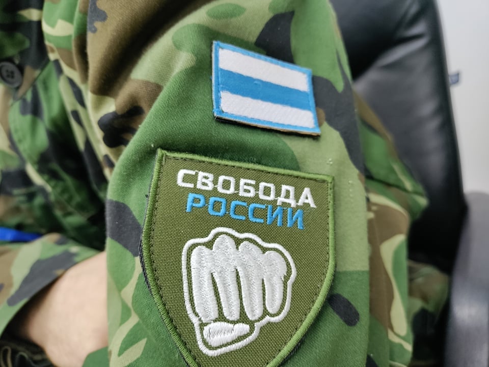 Шевроны на форме боевика террористической организации Легиона «Свобода России». Источник: https://rupres.com/wp-content/uploads/2023/02/%D0%BB%D0%B5%D0%B3%D0%B8%D0%BE%D0%BD.jpg
