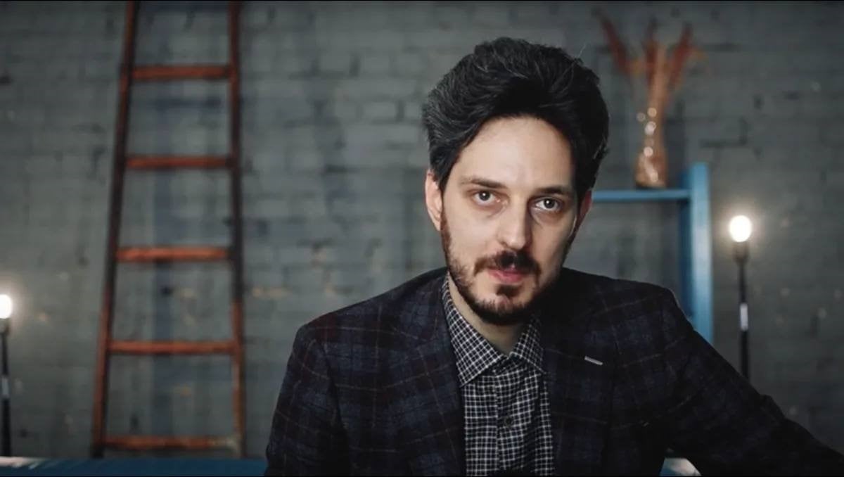 Максим Евгеньевич Кац (включен в реестр иностранных агентов), оппозиционный видеоблогер и политтехнолог. В 2022 г. покинул Россию. Источник: https://www.topnews.ru/wp-content/uploads/2023/08/Kac-1024x769.jpg