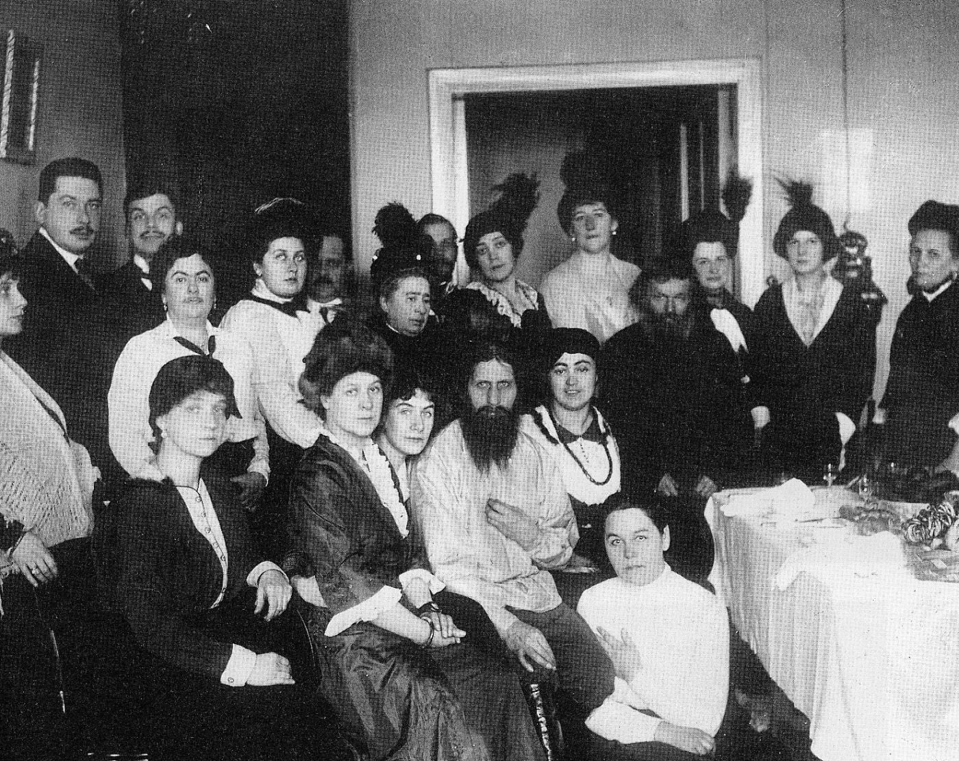 Распутин с поклонниками у себя дома на Гороховой улице. 1914г.